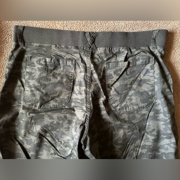 Lee Riders cargo shorts 16W EUC green camo flat stretchy waistband 10” inseam - Picture 7 of 8